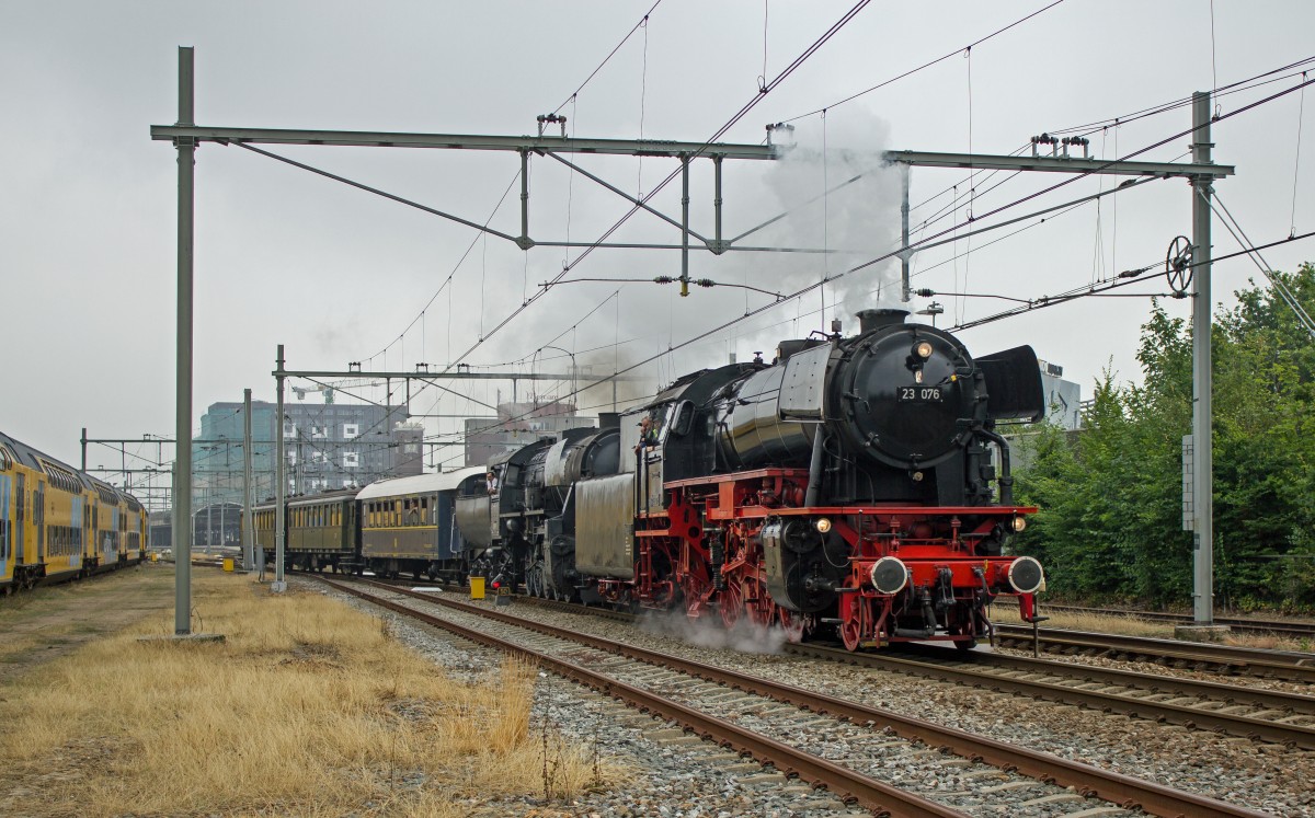 Unterwegs für die 'Stoomtreindagen op de miljoenenlijn' das ganze Wochenende in Niederländischen Limburg, Am Freitag 11-07-2014 sind VSM 23 076 und 52 3879 auf dem Weg nach dem Süden. Hier bei Bahnhof Nijmegen. 11-07-2014 