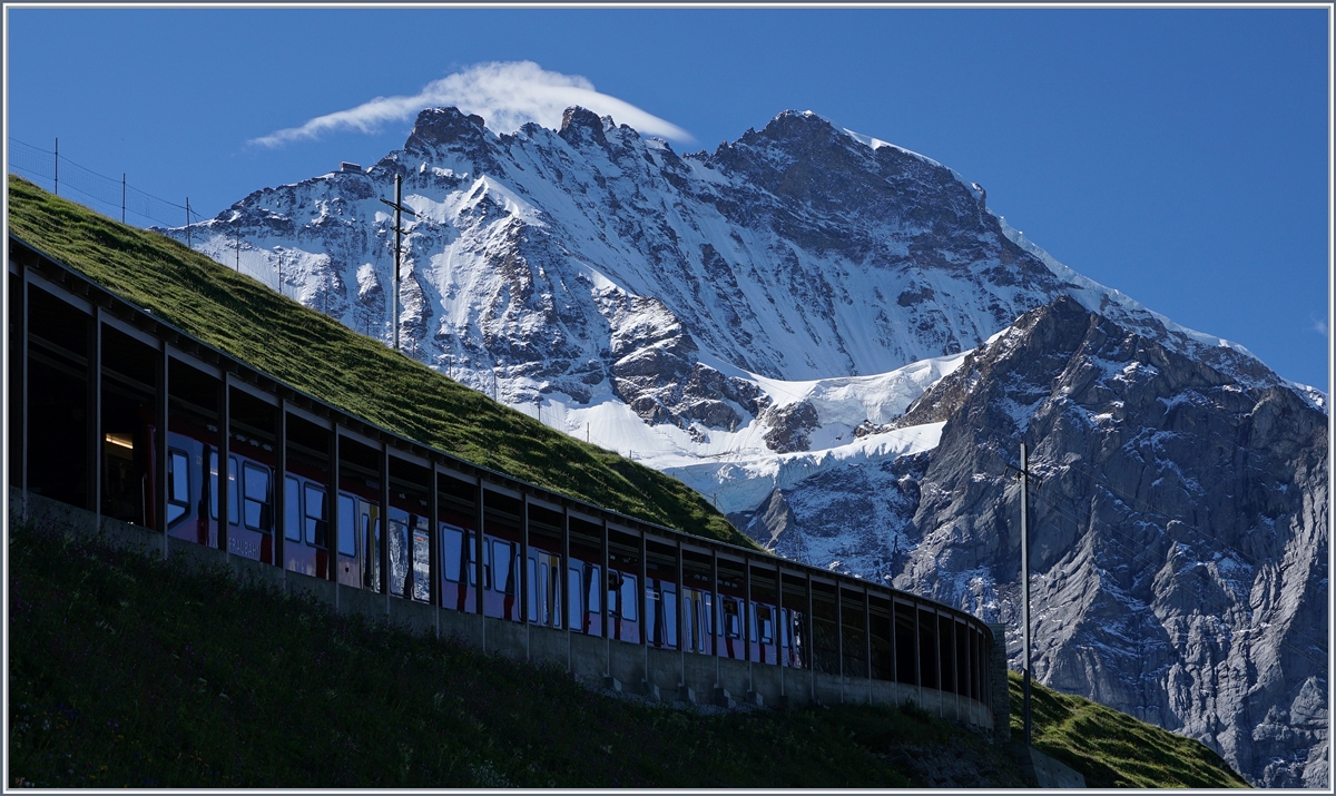 Unterwegs zum Gipfel: ein neuer JB Bhe 4/8 der Jungfraubahn in einer Lawienengalerie kurz vor der Station Eigergletscher. 
8. August 2016