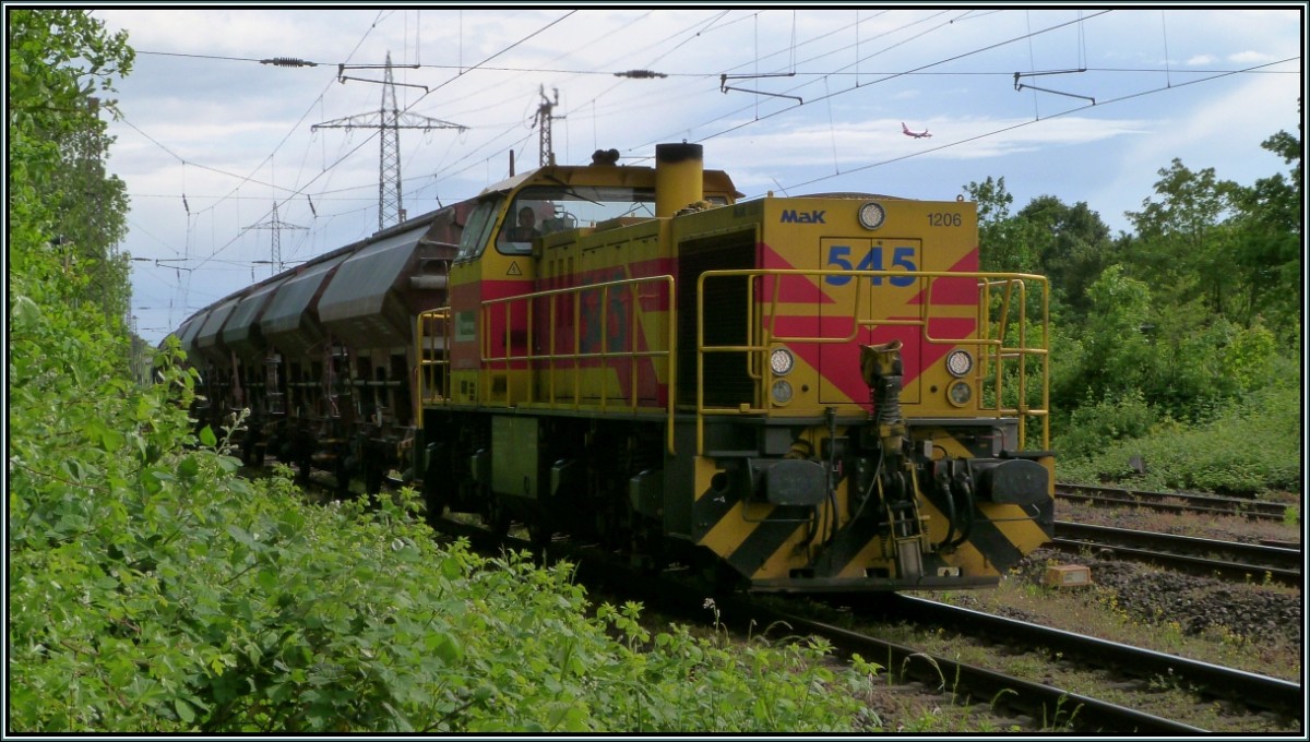 Unterwgs bei Lintorf ist diese Mak 1206 mit einen Kalkzug am Haken. Auch Sonntags wird dieser Rohstoff im Ruhrgebiet gebraucht. Szenario vom 11.Mai 2014.