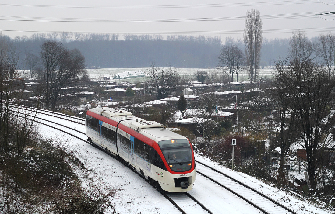 Unweit des Bahnhofes Düsseldorf-Gerresheim wurde Regiobahn-VT 1009 von einer Straßenbrücke aus aufgenommen.
Aufnahmedatum: 25. Dezember 2017