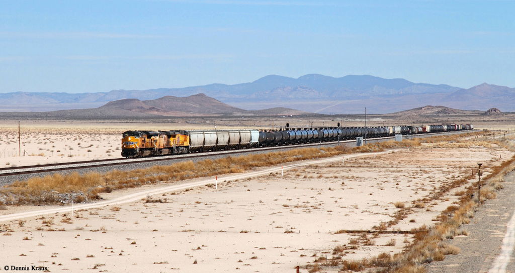 UP 8690 (EMD SD70ACe), 7332, 6242 mit gemischten Güterzug am 11.03.2016 bei Lordsburg, New Mexico.
