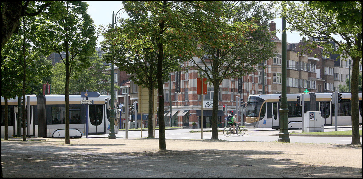 Urbanität und die Straßenbahn ist ein Teil davon -

Zwei Trams vom Typ Flexity Outlook begegnen sich in Koekelberg (Brüssel). 

23.06.2016 (M)