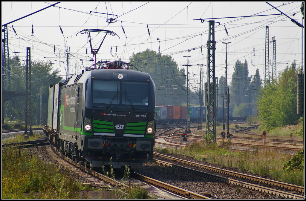 Ursprnglich von dem EVU European Locomotive Leasing gekauft, ist die 193 209-4 an die SBB Cargo International vermietet. Am 05.09.2014 kommt sie mit einem Container-Zug durch Uelzen