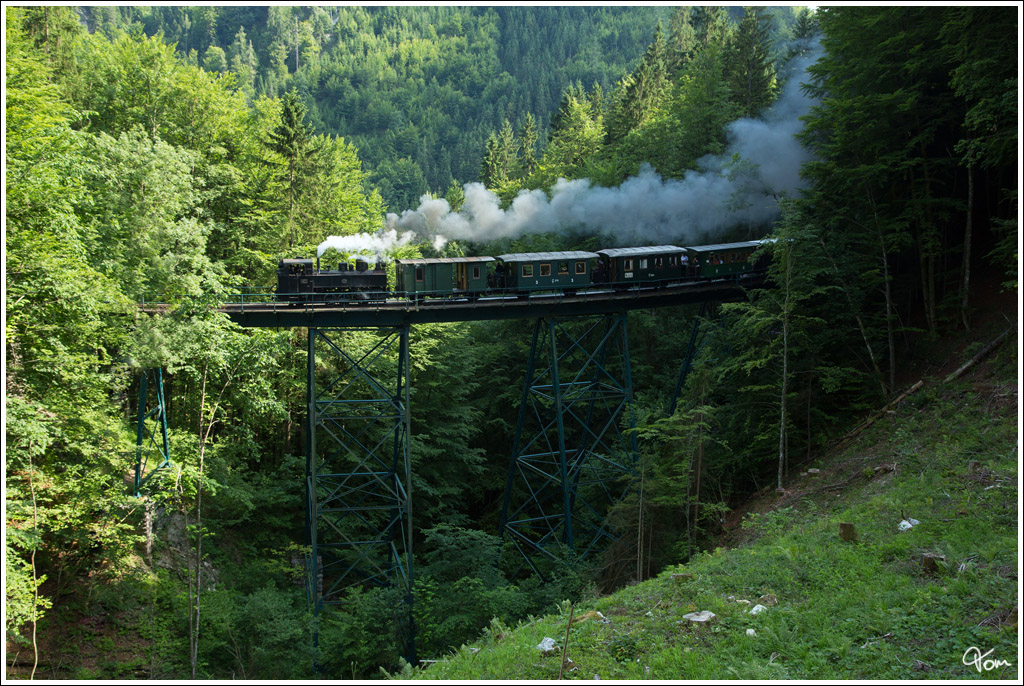 Uv 1 der Ybbsthalbahn Bergstrecke rollt mit dem Ötscherland Express über das Wetterbachviadukt. 13_7_2013