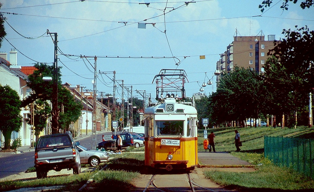 UV3 3330 und 3343 (verdeckt) der Budapester Straßenbahn im Juli 2003 in der Torök Floris utca