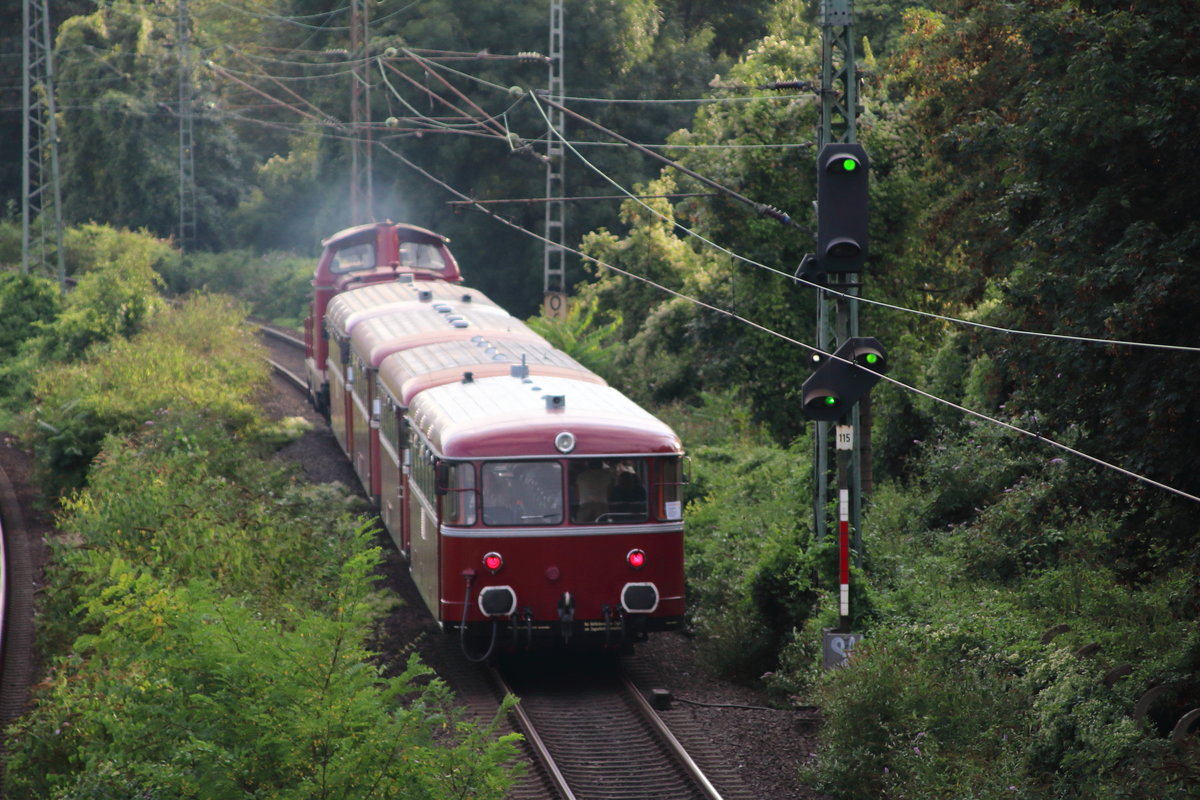 V 100 2091 der AKE Eisenbahntourist befindet sich mit dem Sonderzug (Gerolstein - Köln - Bad Ems und zurück), bestehend aus zwei Uerdinger Schienenbussen und zwei Beiwagen, kurz vor dem Bahnhof Köln West.
Köln West, 28. August 2016