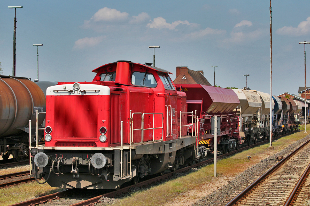 V 100 212 347-9 steht am 19.5.2016 mit einem Schotterzug im Bahnhof Niebüll abgestellt.