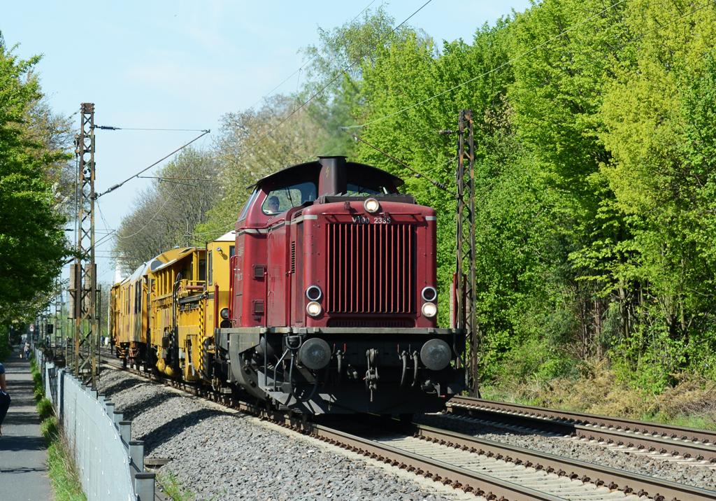 V 100 2335, ehem. DB 213 335, NeSA Bauzug in Bonn-Friesdorf - 24.04.2015