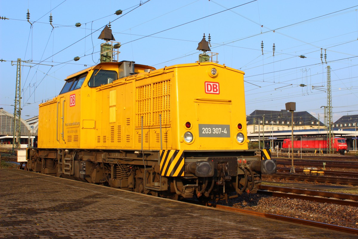 V 100 DB Netz Instandhaltung 203 307-4, abgestellt vor dem Karlsruher Hauptbahnhof. /März2014 