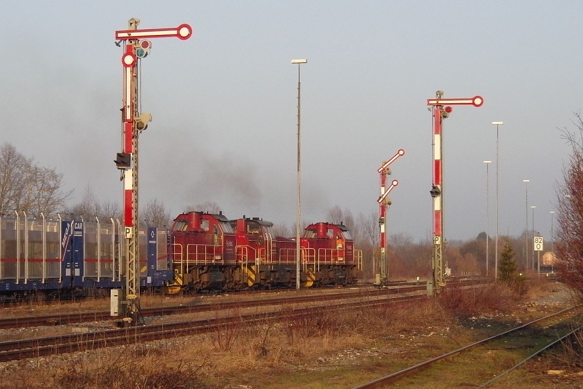 V 151 zieht zusammen mit V 118 und V 150 der Hohenzollerischen Landesbahn (HzL) am 04.03.2011 den aus 20 Wagen bestehenden Gterzug aus dem Bahnhof Mengen in Richtung Ulm.