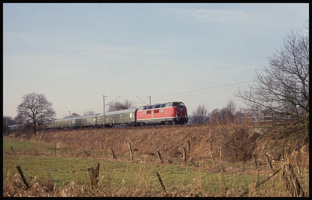 V 200116 mit Sz 27864 nach Hamburg erreicht hier am 11.03.1994 um 10.38 Uhr die Landesgrenze NRW - Niedersachsen bei Hasbergen.