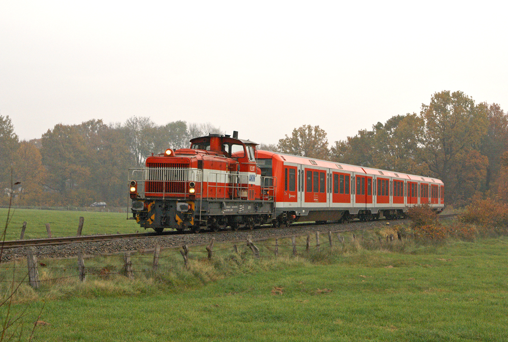 V 2.017 der AKN überführt am 4.11.2011 bei Quickborn ein Triebwagen der Baureihe 474 vom Betriebszentrum der AKN in Kaltenkirchen zur Werkstatt Elbgaustraße der S-Bahn Hamburg GmbH.
