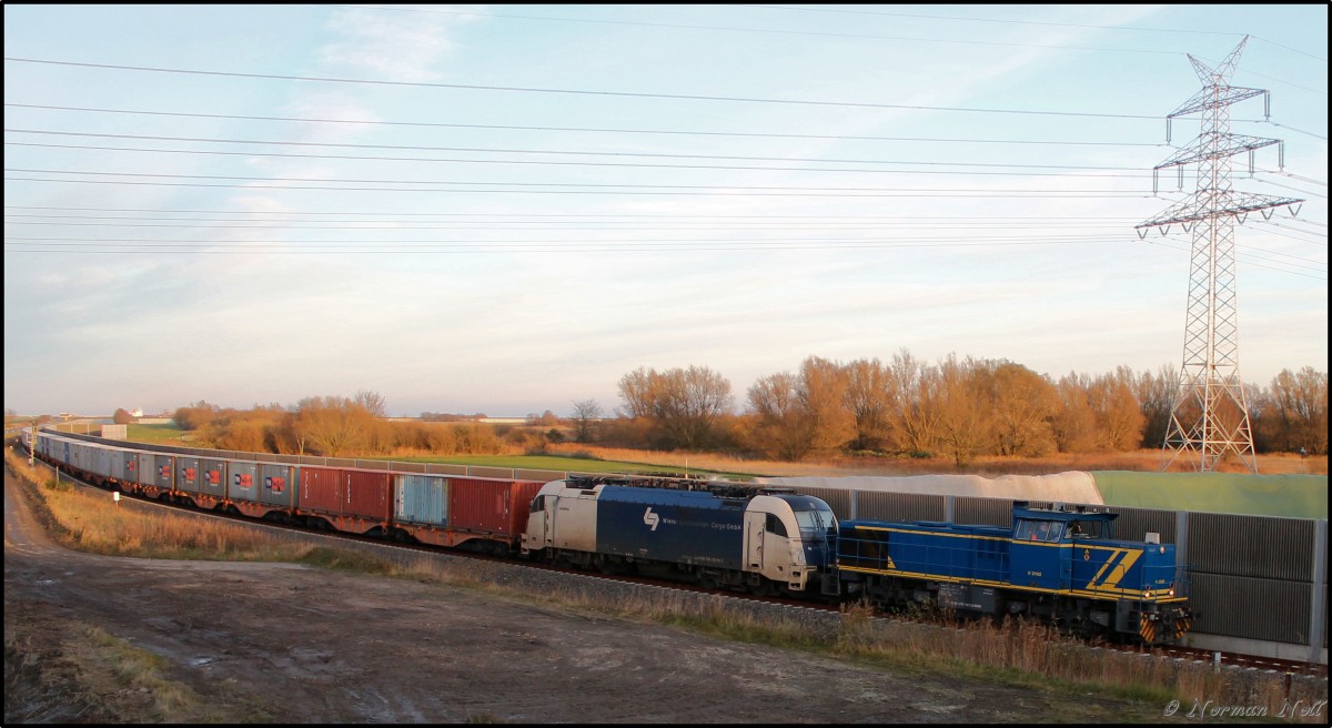 V 2102 der MWB und 183 705-3 der Wiener Lokalbahnen Cargo GmbH bei der fahrt mit Ihrem Containerzug übers Wilhelmshavener Industriestammgleis in Richtung Sande. 23/11/2013