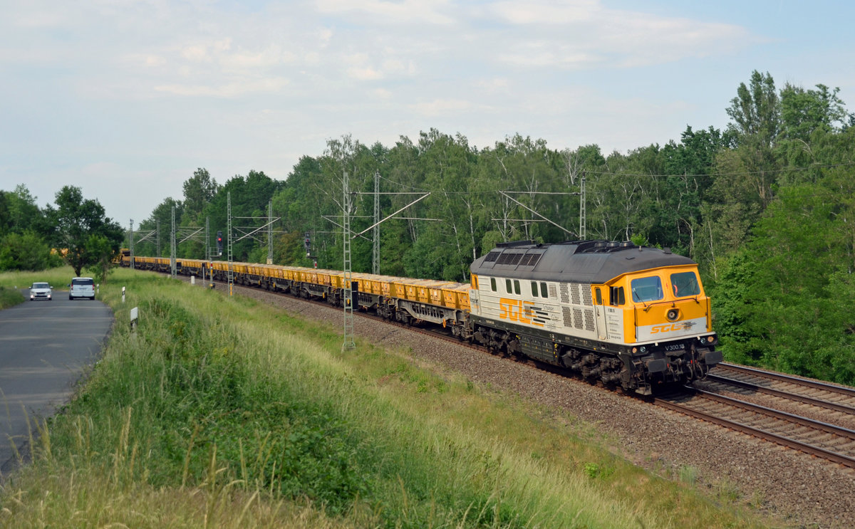 V 300.18 (232 446) der SGL führte am 27.05.18 einen Bauzug durch Muldenstein Richtung Bitterfeld.