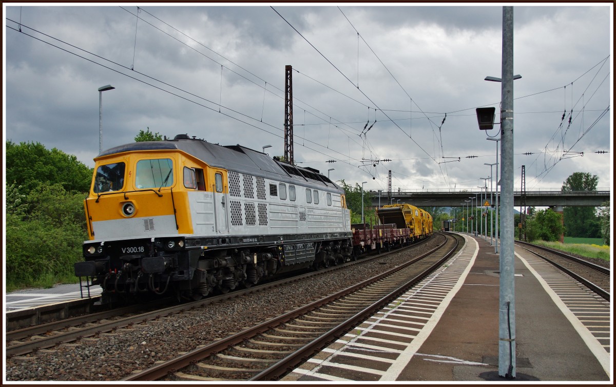 V 300.18 (ex 232 446-5)mit einen Bauzug Richtung Gemünden am 08.05.14 bei der Durchfahrt von Retzbach-Zellingen.