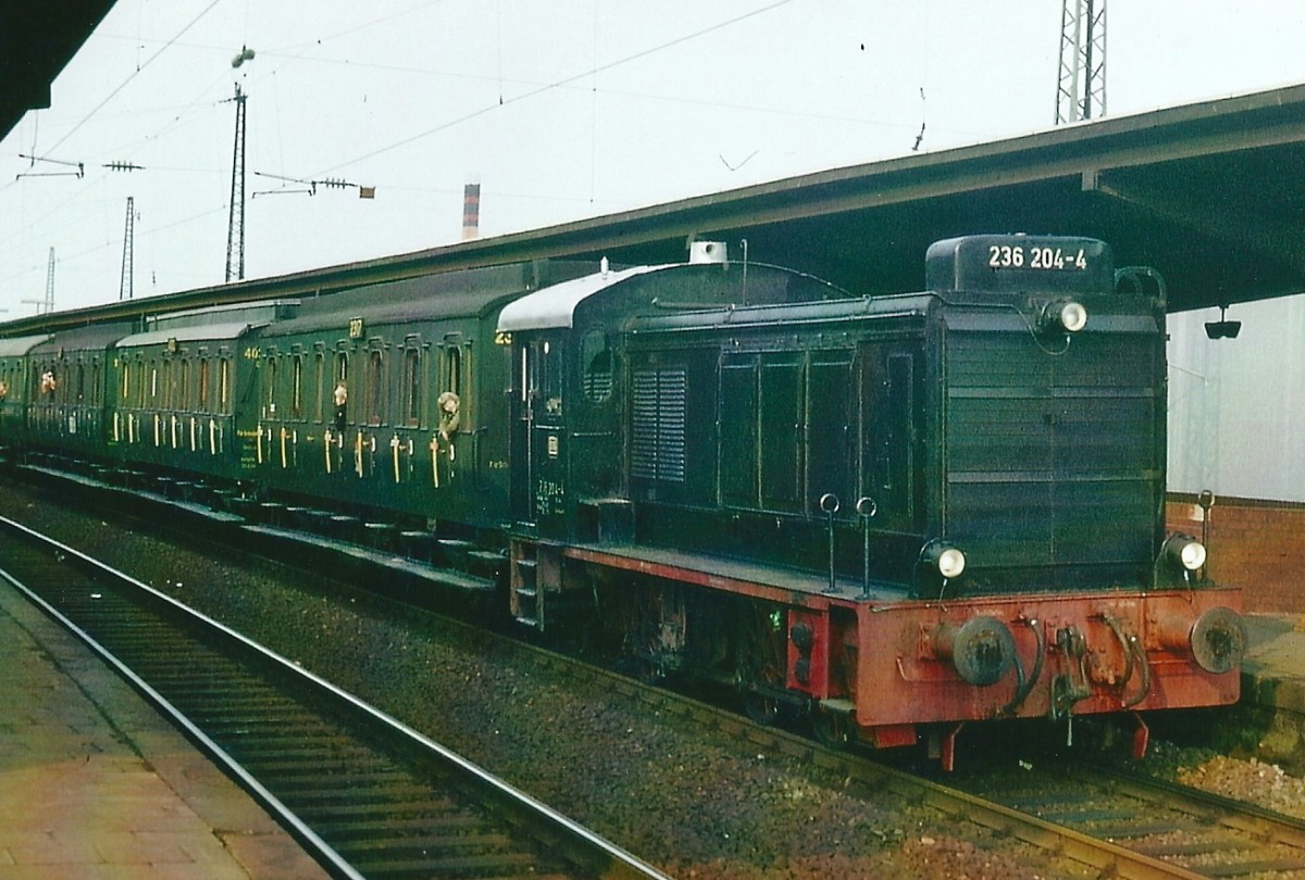 V 36 204 mit dem Musuemszug aus Bochum-Dahlhausen in Köln-Mülheim (Sommer 1974).