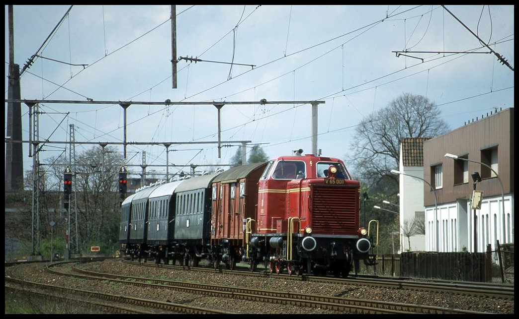 V 65001 war am 29.34.2001 mit einem Sonderzug von Osnabrück nach Melle unterwegs und erreicht hier gegen 13.14 Uhr den Zielbahnhof.