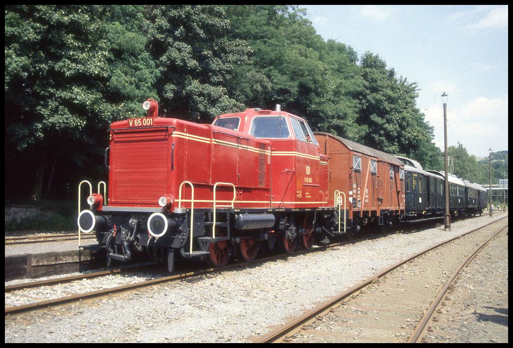 V 65001 wartet hier am 17.7.1999 im Zechenbahnhof Piesberg in Osnabrück auf die Abfahrt mit einem Personenzug in Richtung HBF Osnabrück.