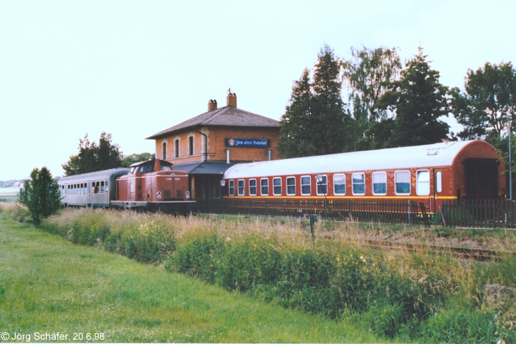 V100 1023 fuhr am 20.6.98 durch den Bahnhof Steppach-Pommersfelden. Der Gesellschaftswagen war im Jahr davor auf die Ostseite des Empfangsgebäudes  gewandert .
