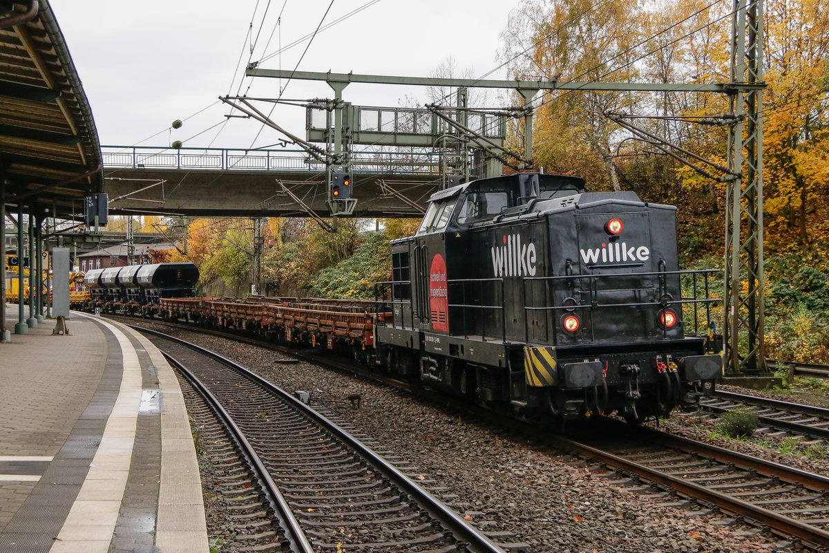 V100 Ost  Wilke  mit Bauzug in Hamburg Harburg, am 11.11.2018.