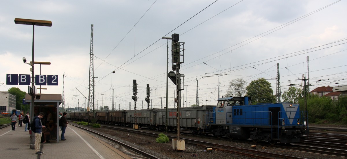 V104  Sally  von der Rurtalbahn  fährt mit einem Bleizug aus Antwerpen-Lillo(B) nach Stolberg-Hammer bei der Ausfahrt von Aachen-West und fährt in Richtung Aachen-Hbf.  Aufgenommen vom Bahnsteig in Aachen-West bei Sonne und Gewitterwolken am Nachmittag vom 25.4.2014.