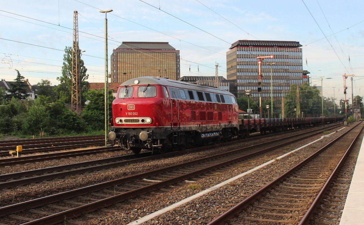V160 002 mit leerem Aluzug aus Koblenz eim ersten Morgenlicht in Düsseldorf-Rath am 8.7.16
