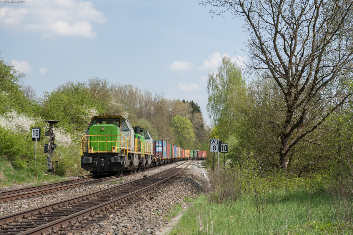 V1700.02 (277 003-0) und V1700.03 (277 004-9) mit dem Containerzug von Hamburg nach Wiesau bei Reuth, 22.04.2018