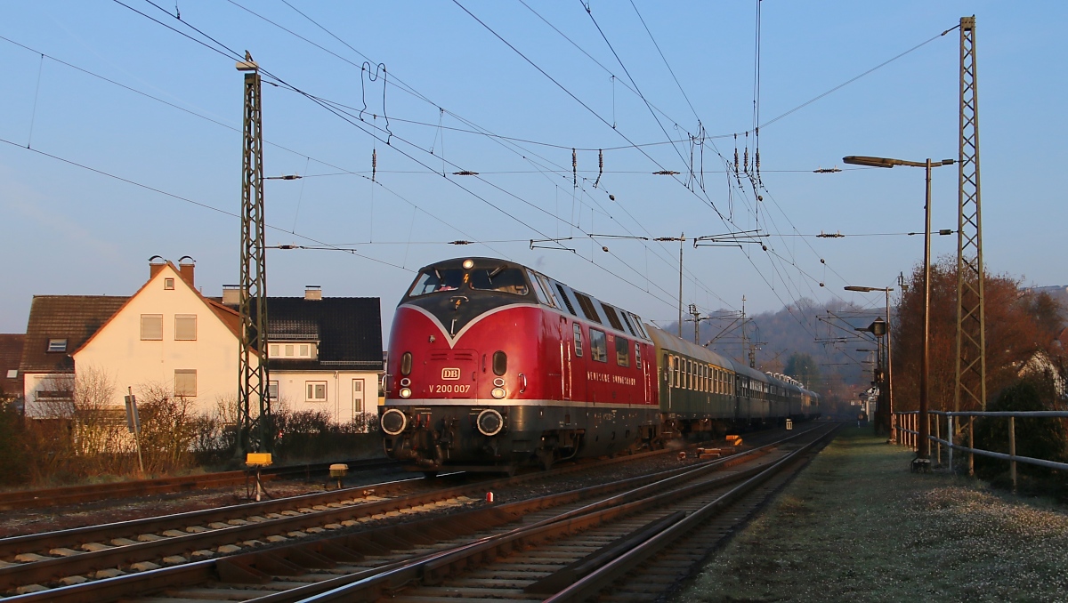 V200 007 mit Sonderzug in Fahrtrichtung Bebra. Aufgenommen in Lispenhausen am 02.04.2016.