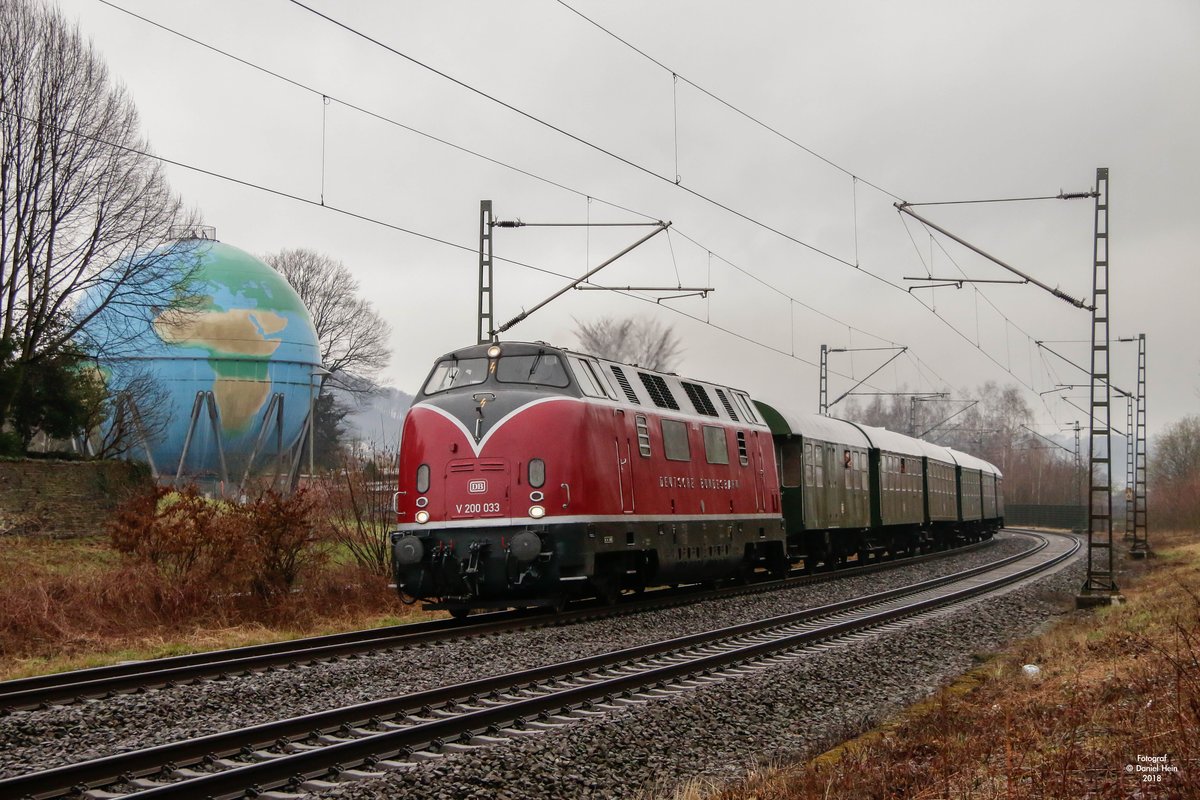 V200 033 an der Weltkugel in Wetter an der Ruhr, am 01.04.2018.