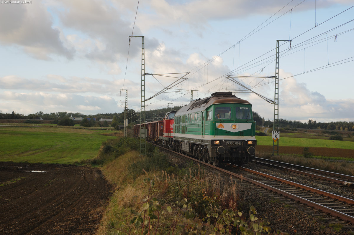 V300 002 und eine V100 von Uwe Adam mit einem Sandzug bei Feilitzsch Richtung Hof, 04.10.2016