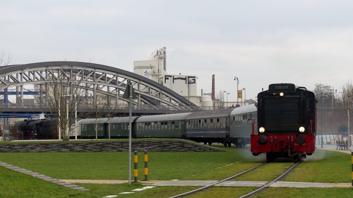 V36 406 zieht einen Sonderzug auf der Städtischen Verbindungsbahn Frankfurt gen Westen. Aufgenommen am 16.12.2017 14:53