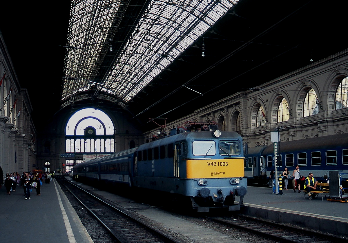 V43 1093 im Juni 2011 im Bahnhof Budapest Keleti pu.