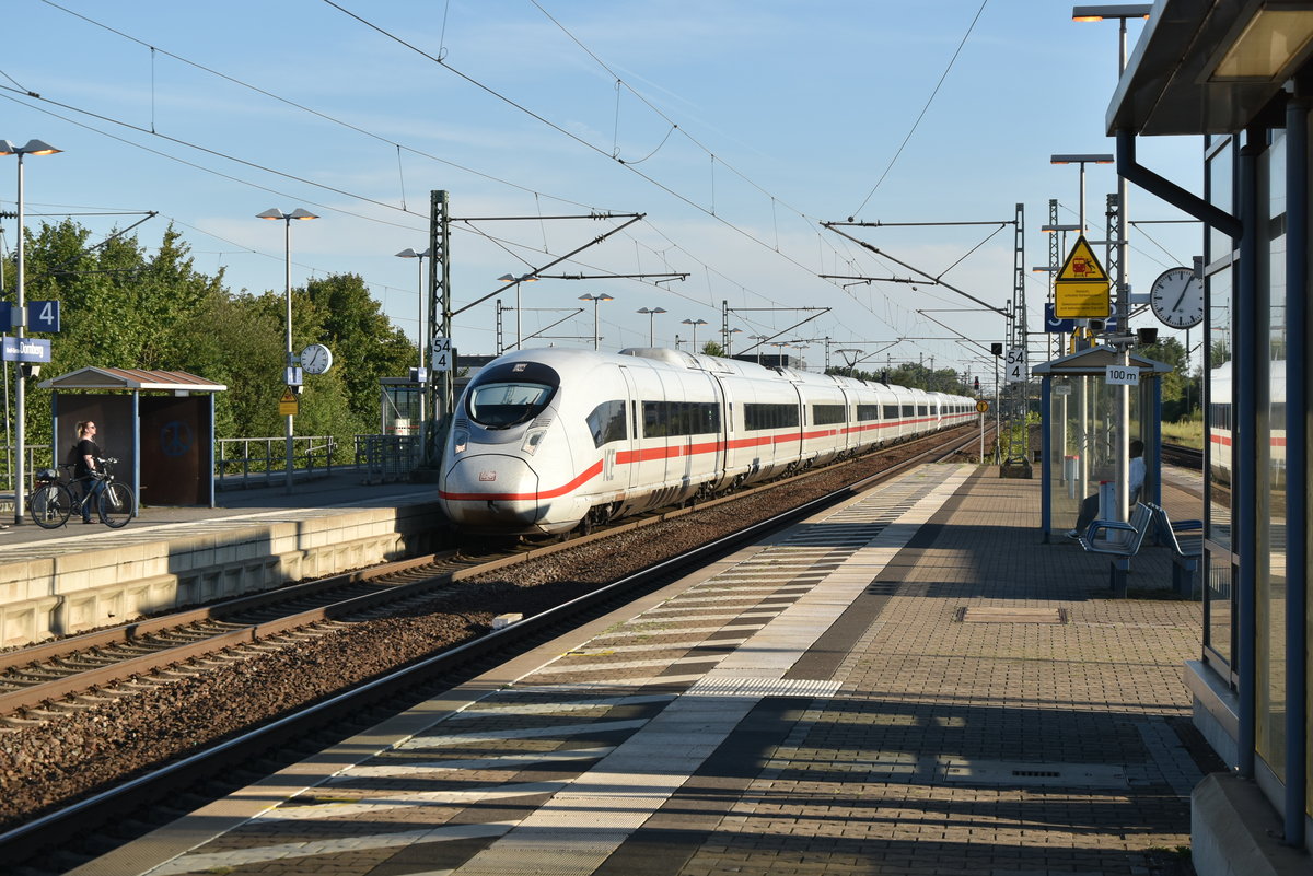 Valero 718 kommt mit hoher Geschwindigkeit durch Groß Gerau Dornberg in Richtung Frankfurt gefahren am Sonntagabend den 5.8.2018