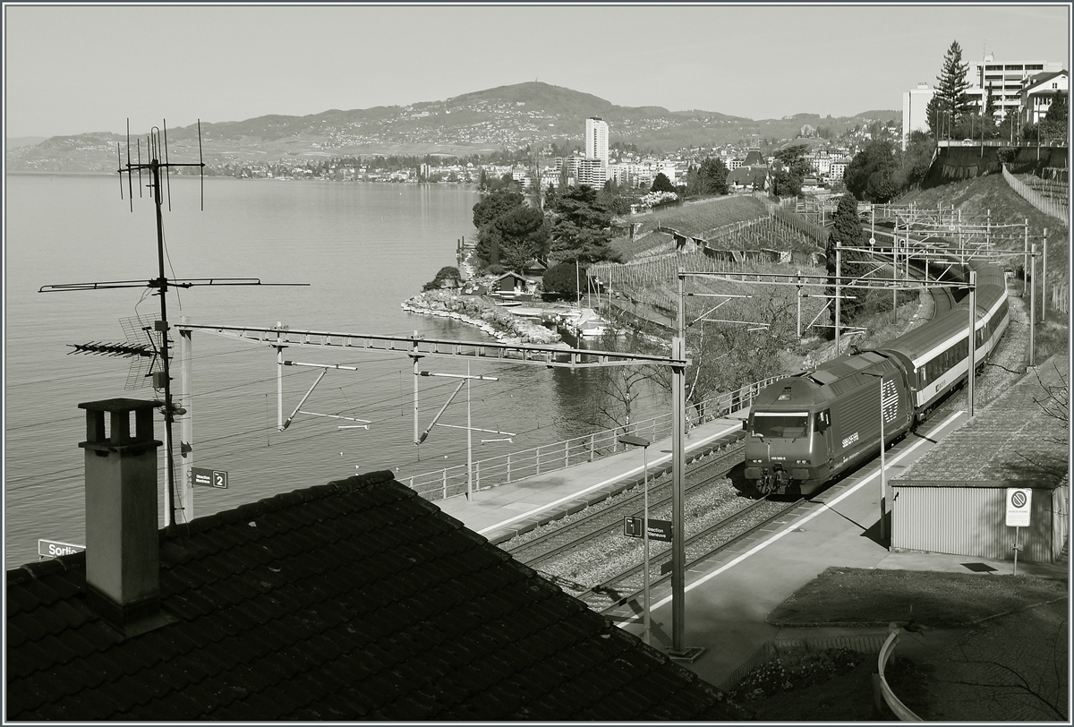 Variane III: wenig zugeschnitten, in S/W: Die SBB Re 460 069-8 fährt mit ihrem IR 1813 bei der Haltestelle Veytaux Chillon durch.
13. April 2015