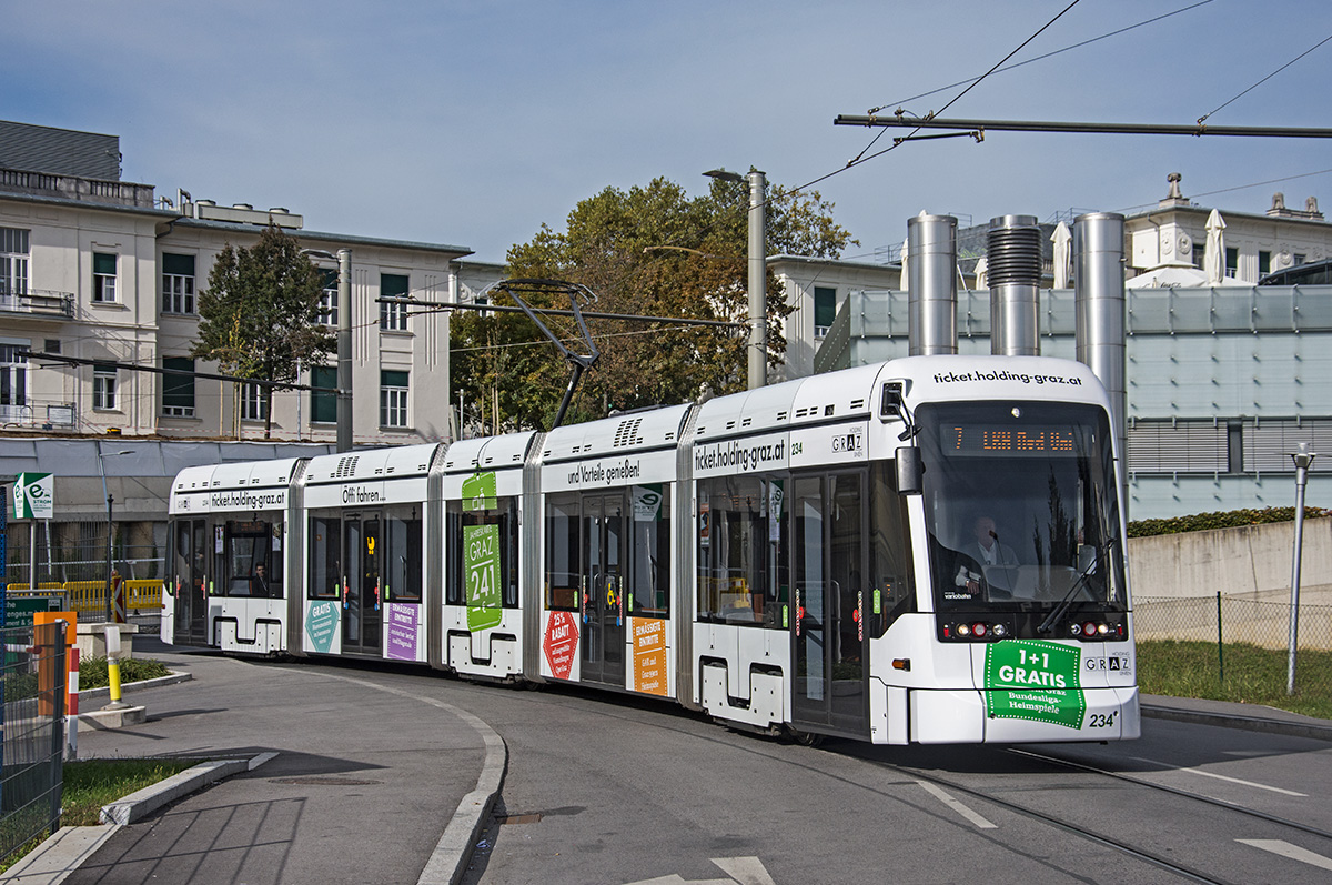 Variobahn 234 mit ihre Werbung für die Holding Graz Linien Tickets als Linie 7 in der Stiftingtalstraße, 13.10.2016. 