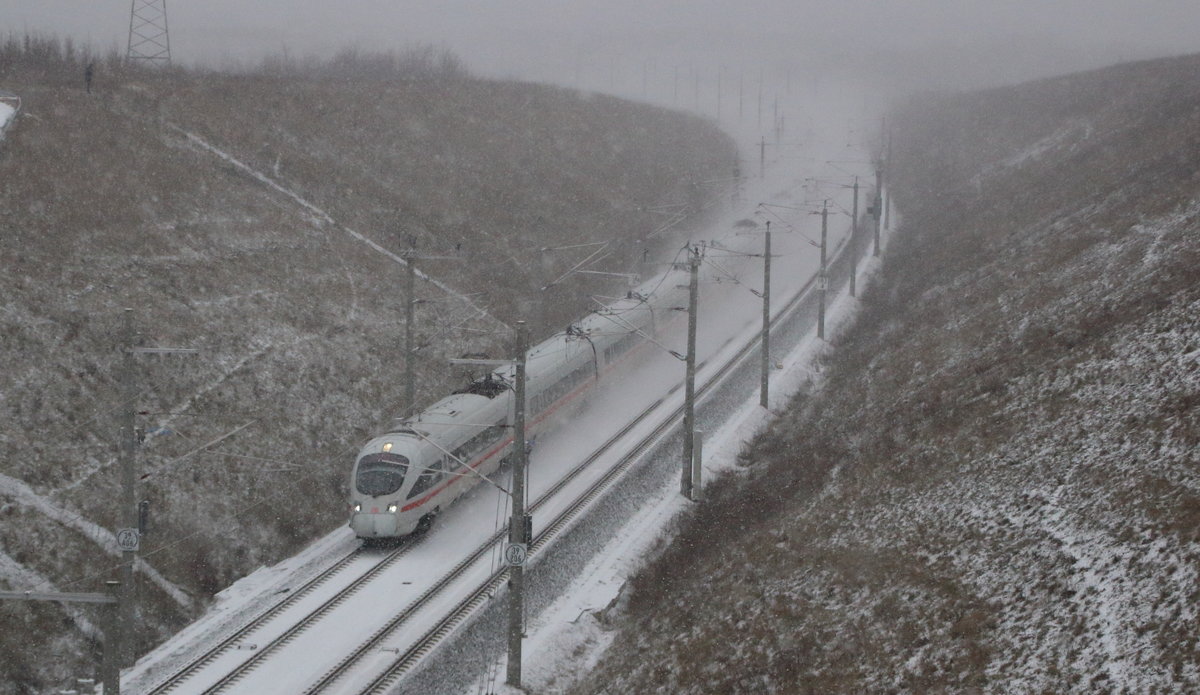 VDE 8.1 - 
Am Tag des Fahrplanwechsels und somit der Inbetriebnahme der VDE 8.1 sind zwei ICE-T Einheiten im Schneegestöber bei Ingersleben kurz vor dem Westportal des Augustaburgtunnel (bei Erfurt) auf dem Weg nach Berlin. 

Ingersleben, 10. Dezember 2017