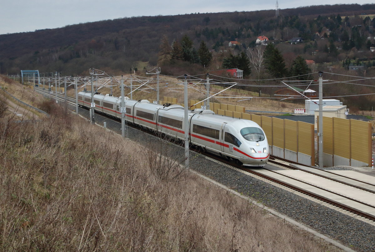 VDE 8.1 - 
Mit +30 hat Tz  Fürth  als ICE 1005 (Berlin Gesundbrunnen - München Hbf) die Thüringer Landeshauptstadt verlassen und befindet sich nun kurz vor dem Augustaburgtunnel.

Erfurt Bischleben, 12. Dezember 2017