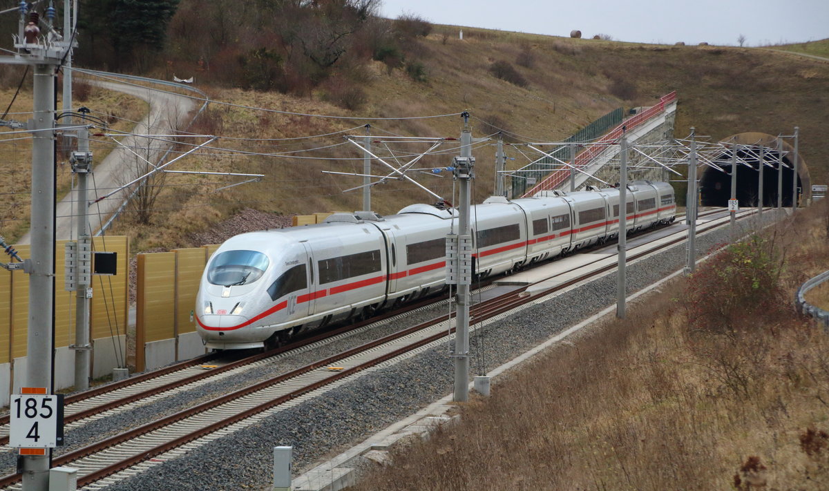 VDE 8.1 -
Tz 337 hat als ICE 1004 (München Hbf - Berlin Gesundbrunnen) den Augustaburgtunnel verlassen und wird gleich den Erfurter Hbf pünktlich erreichen.

Erfurt Bischleben, 12. Dezember 2017 