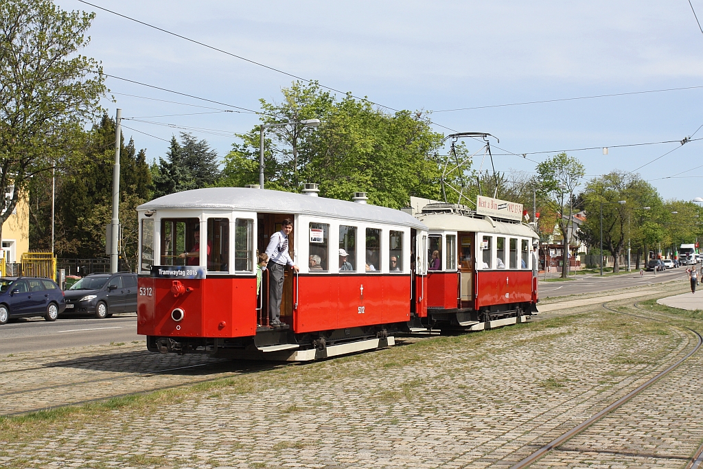 VEF m3 5312 gezogen vom M1 4152 am 25.April 2015 als Zubringer zum Wiener Tramwaytag zwischen den Haltestellen Zentralfriedhof Tor 4 und Hauptwerkstätte.