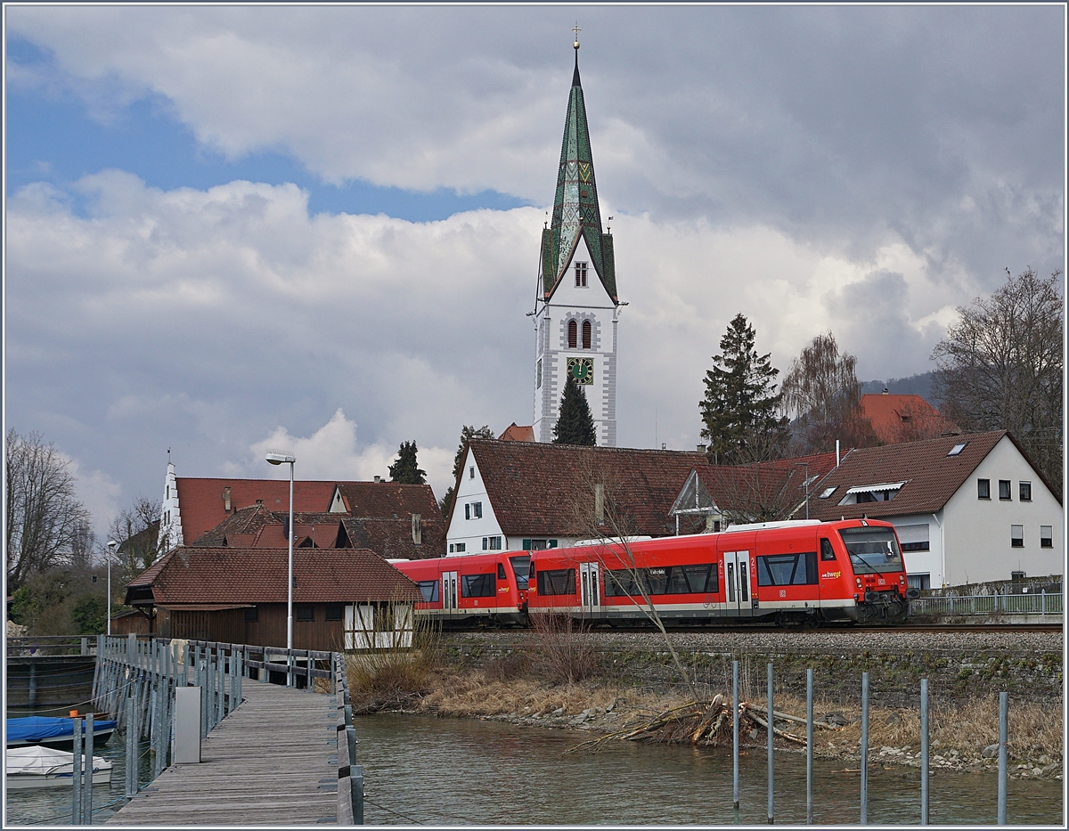 Verblüfft, dass am Bodensee die Schiffe im Winter den Hafen verlassen müssen, nutze ich dies und konnte bei Sipplingen die Regionalbahn RB 22765 nach Friedrichshafen Stadt, bestehend aus dem DB VT 650 018 und einem weiteren, fotografieren.

19. März 2019