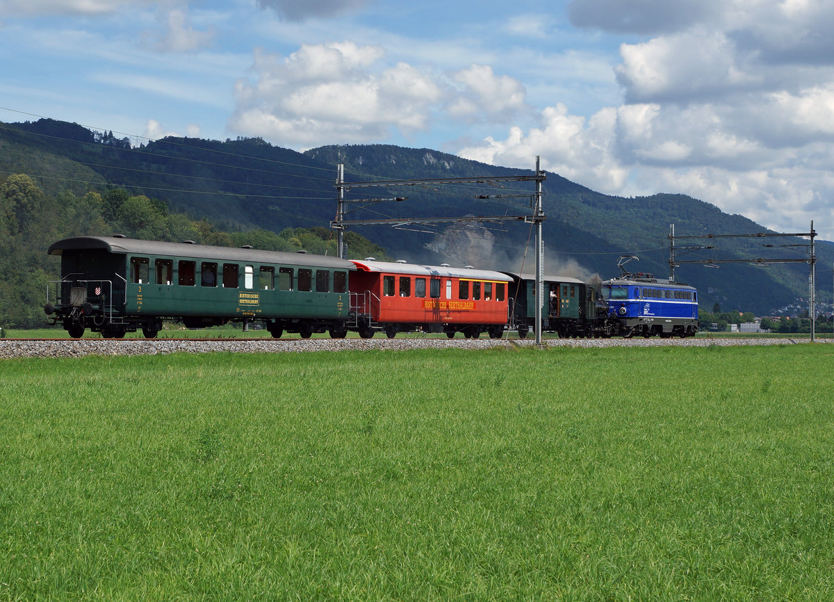 Verein Historische Seethalbahn: Mit der WRS 1042 041, dem Gepäckwagen F2 16847 und den Personenwagen ABi 4415 und C4 354 wurde die E 3/3 Nr. 456 ex NOB am 6. August 2016 von Oensingen nach Hochdorf in ihre neue Heimat überführt. Die Aufnahme entstand zwischen Oensingen und Oberbuchsiten.
Foto: Walter Ruetsch 