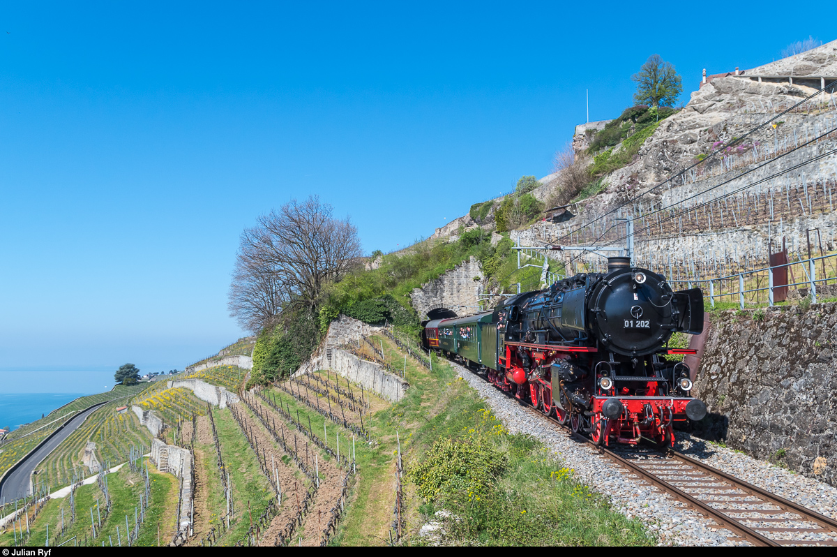 Verein Pacific 01 202 des Bw Lyss am 8. April 2017 auf Sonderfahrt auf dem Train de Vignes zwischen Chexbres Village und Corseaux-Cornalles.