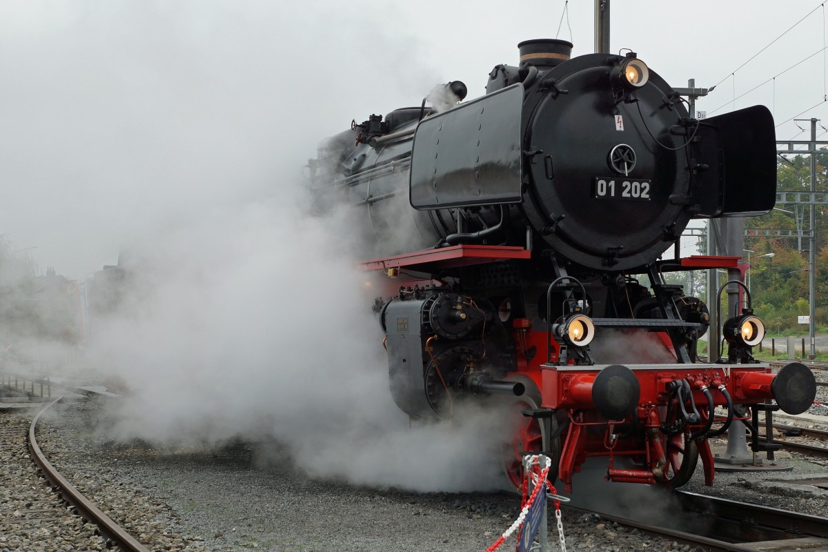 Verein Pacific 01 202: Tag der offenen Remisentore mit BR 01 202 und DBB Eb 3/5 5810 in Lyss am 10. Oktober 2015.
Foto: Walter Ruetsch