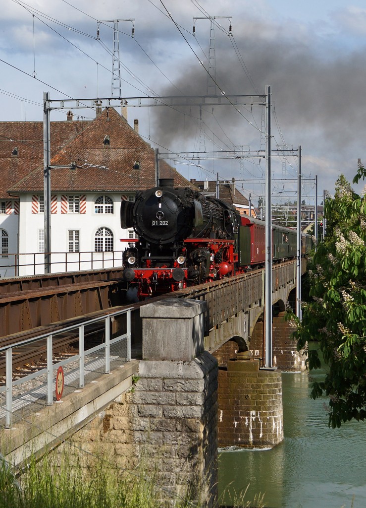 Verein Pacific 01202: Auf der Aarebrücke Solothurn wurde am 17. Mai 2015 die 01202 im Bilde fest gehalten, die sich auf der Rückreise vom Ausflung   Mit Volldampf Rund um den Bodensee  befand.
Foto: Walter Ruetsch