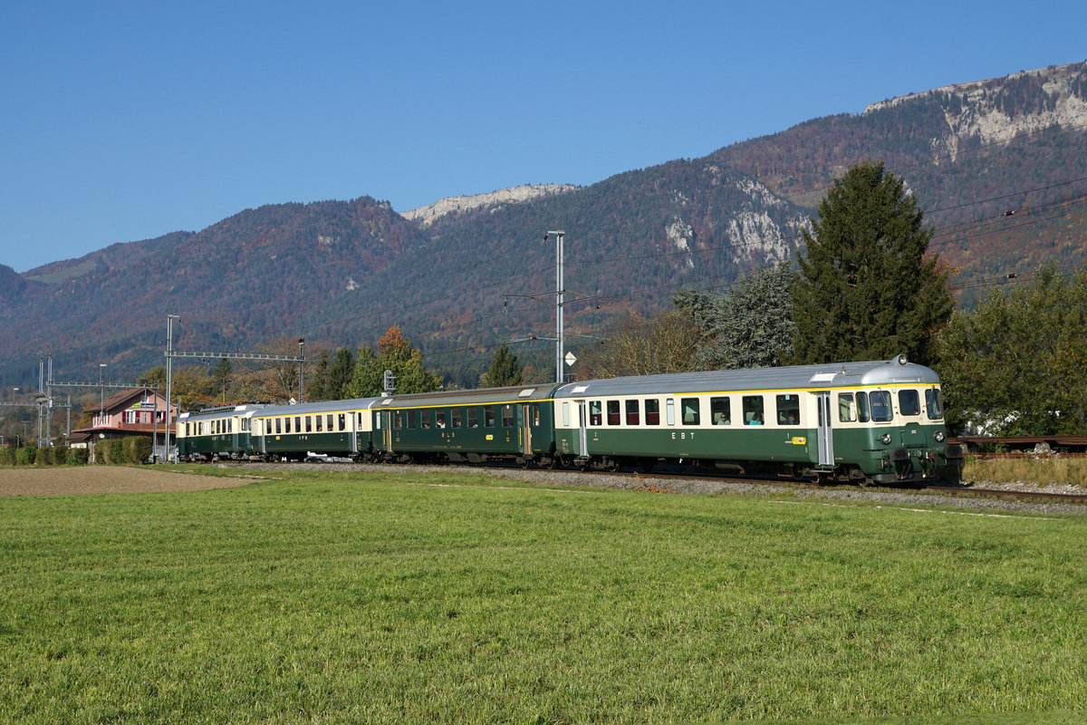 Verein Pendelzug Mirage:
VPM-Pendelzug auf Sonderfahrt bei Lommiswil am 15. Oktober 2017. Besondere Beachtung gilt dem mitgeführten BLS Erstklasswagen. 
Foto: Walter Ruetsch