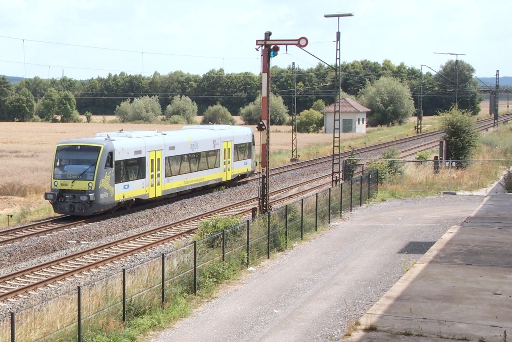 Vereinzelt fahren agilis-RegioShuttles auf der elektrifizierten Hauptstrecke Nürnberg - Bamberg, um das Angebot zu verdichten und Fahrzeuge auszutauschen. 650.715 erreichte am 17.7.14 als RB von Ebermannstadt nach Bamberg den Bahnhof Eggolsheim. Rechts zeigte das Ausfahrsignal Richtung Süden „Hp0“. 