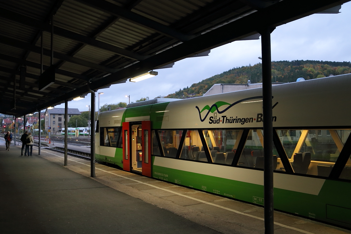 Vergeblich wartet am Morgen des 07.10.2017 ein Regioshuttle der Süd-Thüringen-Bahn mit weit geöffneten Türen auf Fahrgäste. Das Interesse der Leute am Bahnsteig gilt an jenem Tag zu früher Stunde aber einem anderen Ereignis und zwar der Einfahrt des Meininger Sonderzuges, der, gezogen von 50 380 und im Auftrag der Nostalgiereisen Bebra e.V. in Kürze für eine Thüringen-Rundfahrt, anläßlich der bevorstehenden Schließung des Bahnhofes Oberhof, hier bereitgestellt wird.