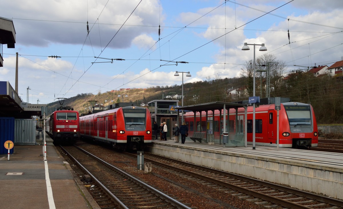 Verkehrlicher Höhepunkt in Neckarelz, auf Gleis eins steht die 111 211-9 mit einer RB nach Neckarsulm, auf Gleis 2 ist soeben die RE1 425 113-8 nach Heilbronn Hbf eingefahren und auf Gleis 3 steht der 425 735-8 als S2 nach Mosbach Baden......4.3.2014 