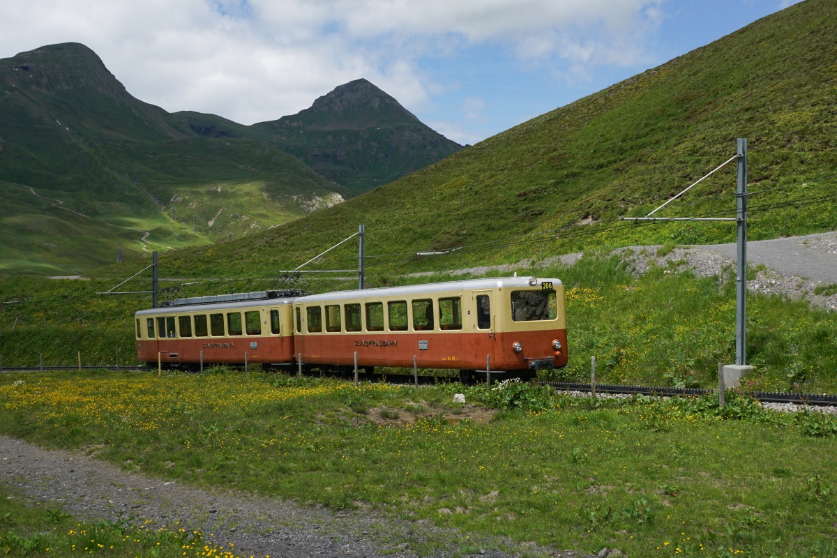 Vermutlich mein letztes Fotos der alten JB-Pendelzüge: Bt 30 und BDhe 2/4 206 am 09.07.2016 zwischen der Kleinen  Scheidegg und Eigergletscher.