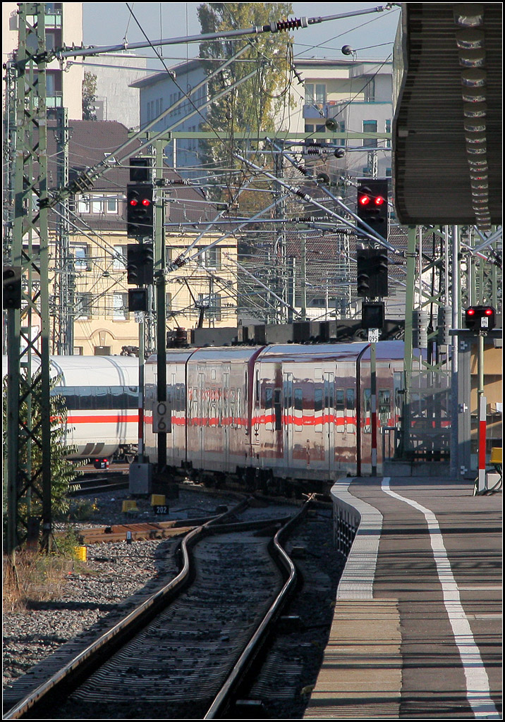 Verschmelzung -

... des Nah- und Fernverkehres. 

Stuttgart Hbf, 31.10.2012 (M)